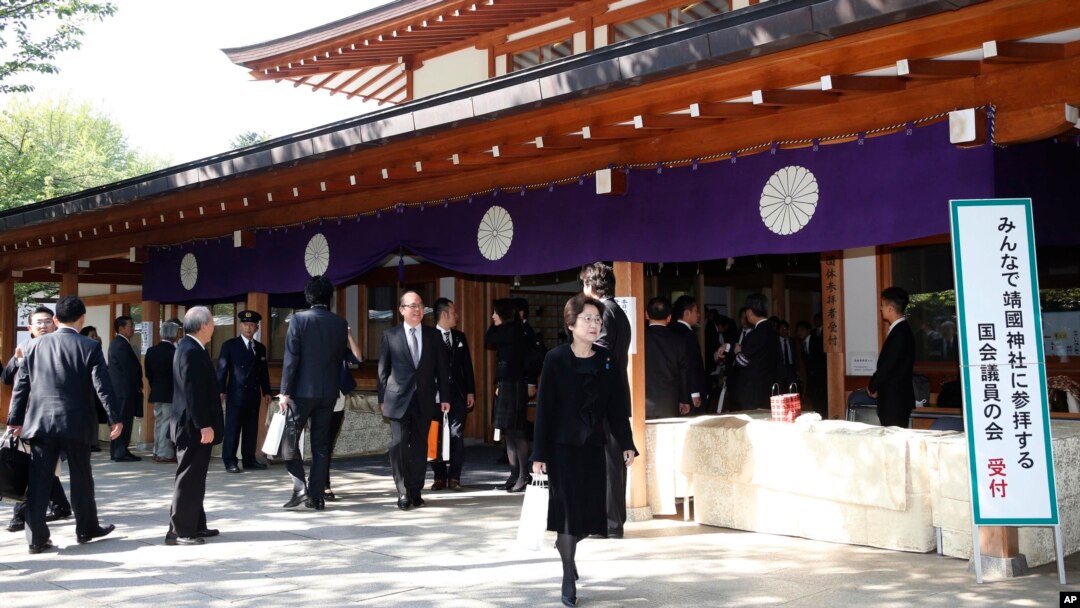 這座靖國神社供奉著日本將近兩百五十萬戰爭亡靈,其中包括二戰結束後被定罪的戰 犯。