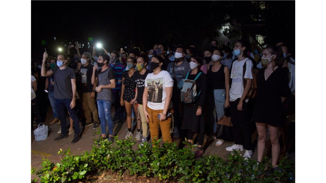 Jóvenes artistas protestan frente a las puertas del Ministerio de Cultura, en La Habana, Cuba, el viernes 27 de noviembre de 2020.