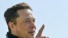 ARCHIVO - El magnate Elon Musk gesticula mientras visita la construcción de una fábrica de Tesla cerca de Berlin, Alemania, el 13 de agosto de 2021.