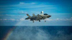 资料照片:美国海军陆战队一架F-35B战机在南中国海举行的一次飞行行动中正准备在美利坚号两栖攻击舰的甲板上降落。（2020年4月18日）