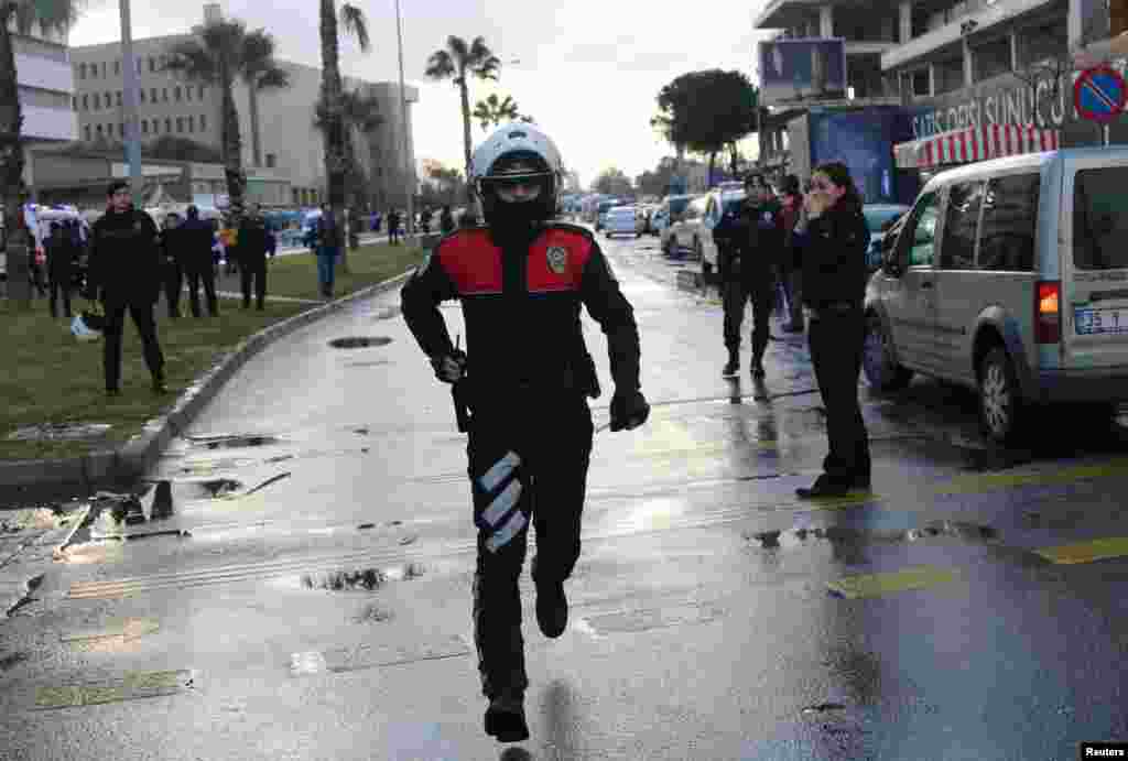 Police secure the area after an explosion outside a courthouse in Izmir, Turkey, Jan. 5, 2017.