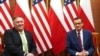 El secretario de Estado de Estados Unidos, Mike Pompeo, y el primer ministro polaco Mateusz Morawiecki, posan para los medios antes de una reunión en la Cancillería en Varsovia, Polonia, el 15 de agosto de 2020.