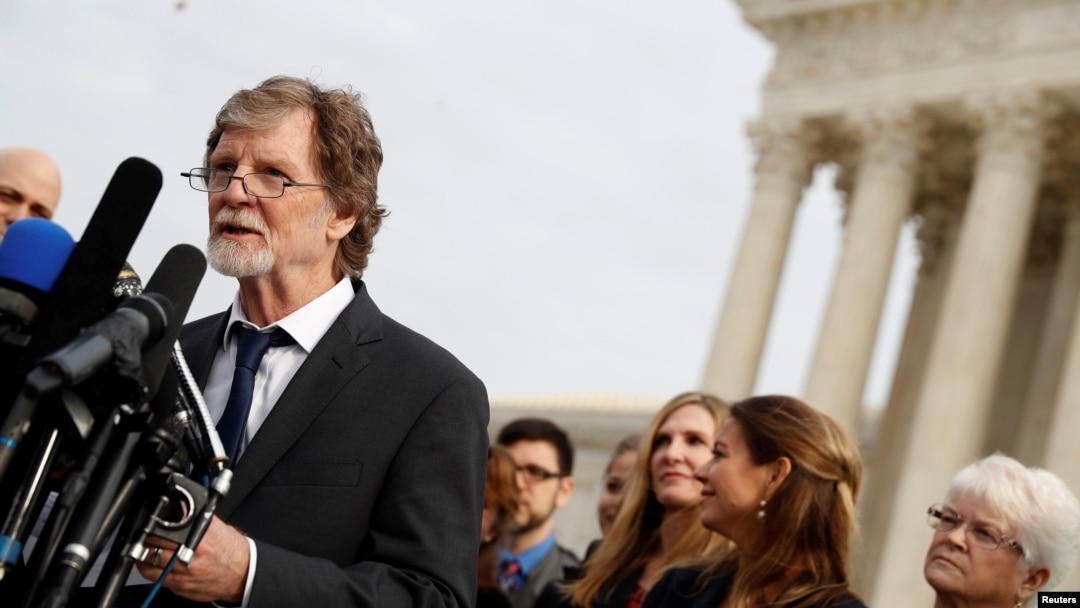 Jack Phillips, un artista pastelero, habla con la prensa luego de los argumentos orales en el caso "Masterpiece Cakeshop vs. Colorado Civil Rights Commission", que la Corte Suprema de EE.UU. decidió a su favor el lunes 4 de junio de 2018. Foto de archivo (Dic. 5, 2017).