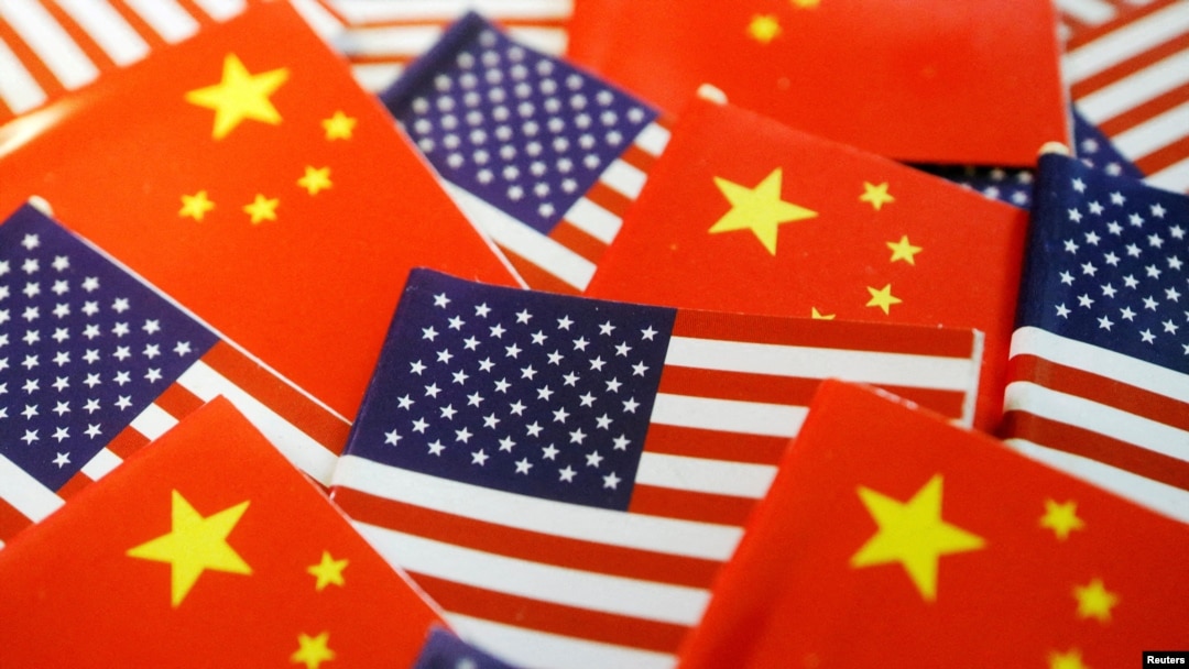 ARCHIVO: Las banderas de Estados Unidos y China se ven en esta fotografía ilustrativa tomada el 2 de agosto de 2022. REUTERS