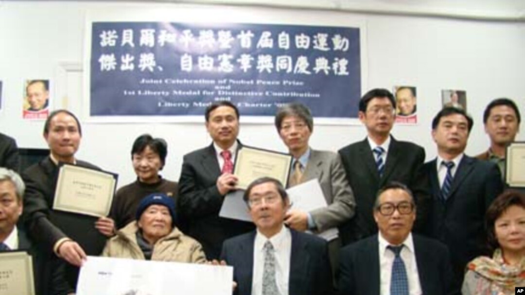 紐約民運人士慶祝劉曉波獲獎