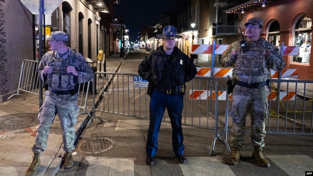 Miembros de la Guardia Nacional y la policía observan una calle bloqueada, a una cuadra de Bourbon Street, después de que al menos 15 personas murieran durante un ataque temprano en la mañana del 1 de enero de 2025 en Nueva Orleans, Luisiana.