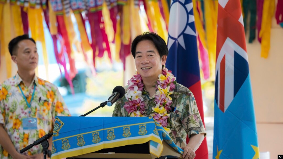 台灣總統府公佈的照片顯示，台灣總統賴清德在吐瓦魯為他舉行的歡迎儀式上致詞。 (2024年12月4日)