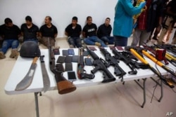 Los sospechosos del asesinato del presidente de Haití, Jovenel Moise, se muestran a los medios de comunicación, junto con las armas y el equipo que presuntamente utilizaron en el ataque, en Puerto Príncipe, Haití, el 8 de julio de 2021.