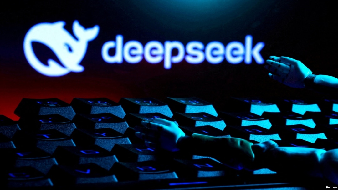 DeepSeek標誌與一雙放在鍵盤上的機械手