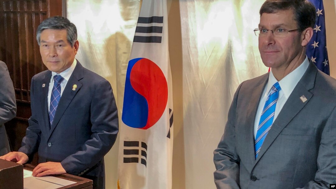 지난해 11월 제6차 아세안확대 국방장관회의(ADMM-Plus)를 위해 태국을 방문한 마크 에스퍼 미국 국방장관과 정경두 한국 국방장관이 방콕에서 회담 후 공동기자회견을 했다. 