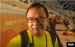 觀眾李信賢不認同暴力阻撓世大運開幕式（美國之音黎堡拍攝）