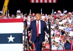 特朗普總統在北卡羅萊納州舉行競選集會。 （2020年10月21日）