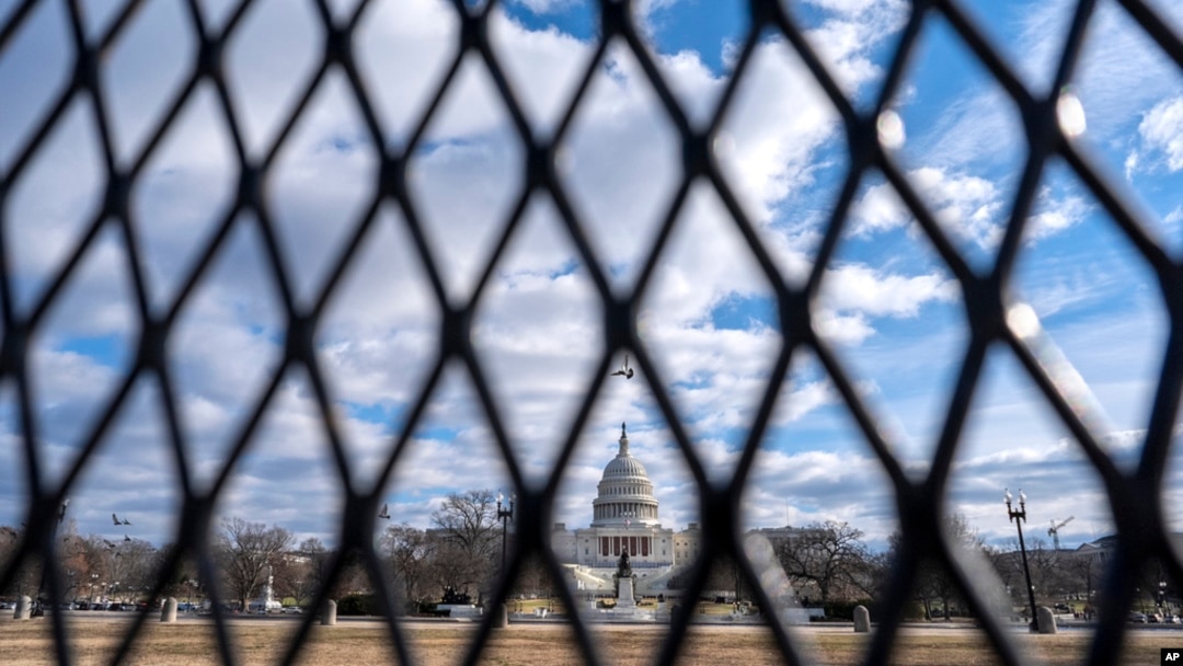 Un pájaro vuela enmarcado por una valla de seguridad frente al Capitolio de Estados Unidos, que se ha instalado en un perímetro alrededor del complejo, el 2 de enero de 2025, en Washington. 