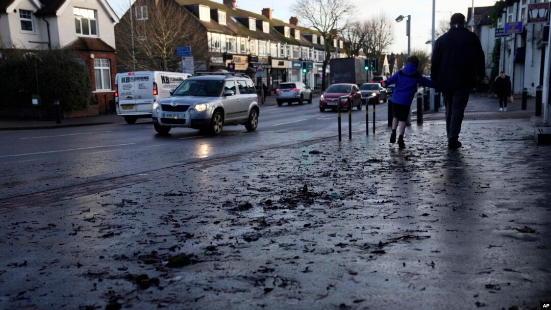 La tormenta Isha ha provocado lluvias y fuertes vientos en gran parte del Reino Unido. Mayores estragos se han registrado en Irlanda. En esta imagen se ve una calle de Londres, el lunes 22 de enero.