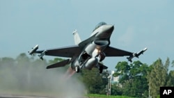 台灣的漢光軍事演習裡，美國製造的F-16戰鬥機從公路上起飛（2015年12月16日）