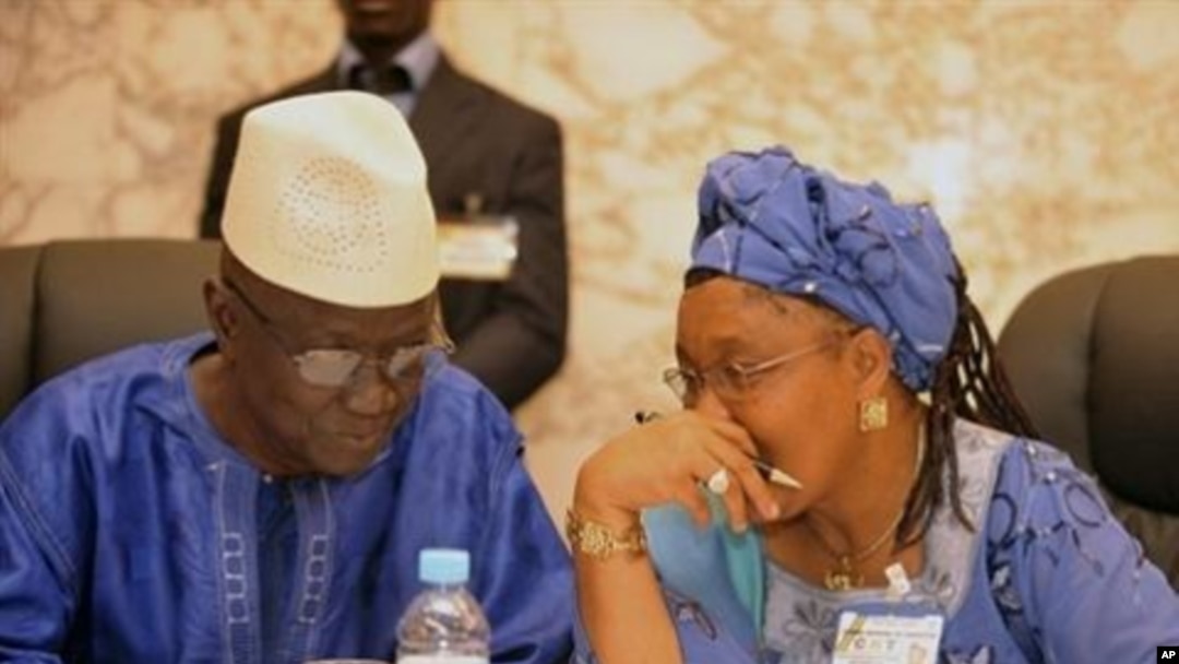 Marigayi shugaban hukumar zaben Guinea Conakry, Ben Sekou Sylla, yana magana da shugabar majalisar mika mulki ta kasar, Rabiatou Sera Diallo lokacin wani taron shugabannin jam'iyyun siyasa a Conakry.