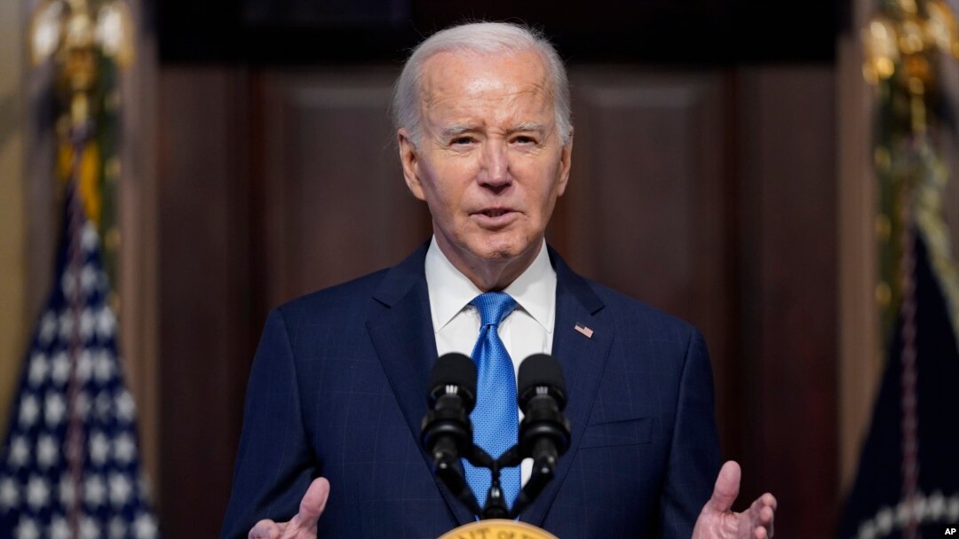 El presidente Joe Biden habla durante una reunión del Consejo Asesor de Infraestructura Nacional en la Casa Blanca, el miércoles 13 de diciembre de 2023, en Washington.