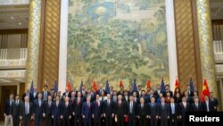 美中貿易談判代表團成員在北京釣魚台國賓館合影(2019年2月15日)