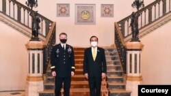资料照片：美国陆军参谋长麦康维尔上将与泰国总理巴育在泰国首都曼谷举行会谈（2020年7月10日）