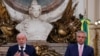 El presidente de Brasil, Luiz Inácio Lula da Silva, y el presidente de Argentina, Alberto Fernández, asisten a la ceremonia de firma de un acuerdo bilateral en el palacio presidencial Casa Rosada en Buenos Aires, Argentina, el 23 de enero, Augustine Marcarian