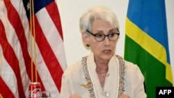 美国副国务卿谢尔曼星期天在所罗门群岛首都霍尼亚拉参加了瓜达尔卡纳尔岛战役80周年纪念活动.