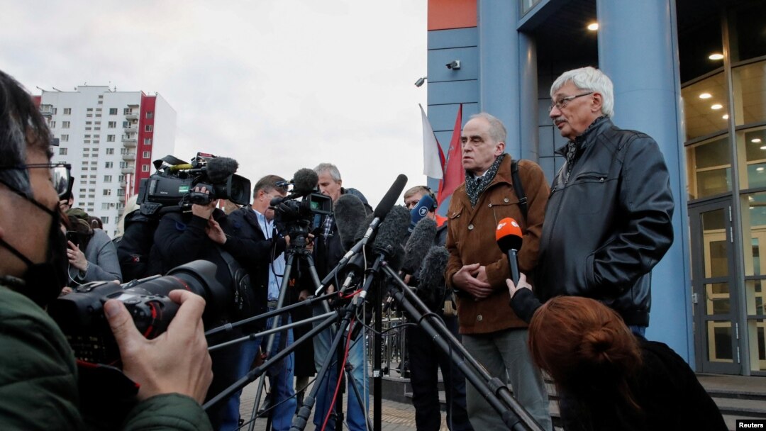 Oleg Orlov y Yan Rachinsky, miembros de la organización pro derechos humanos Memorial, hacen declaraciones a la prensa después de que la organización fuera galardonada con el premio Nobel de la Paz, en Moscú, el 7 de octubre de 2022.
