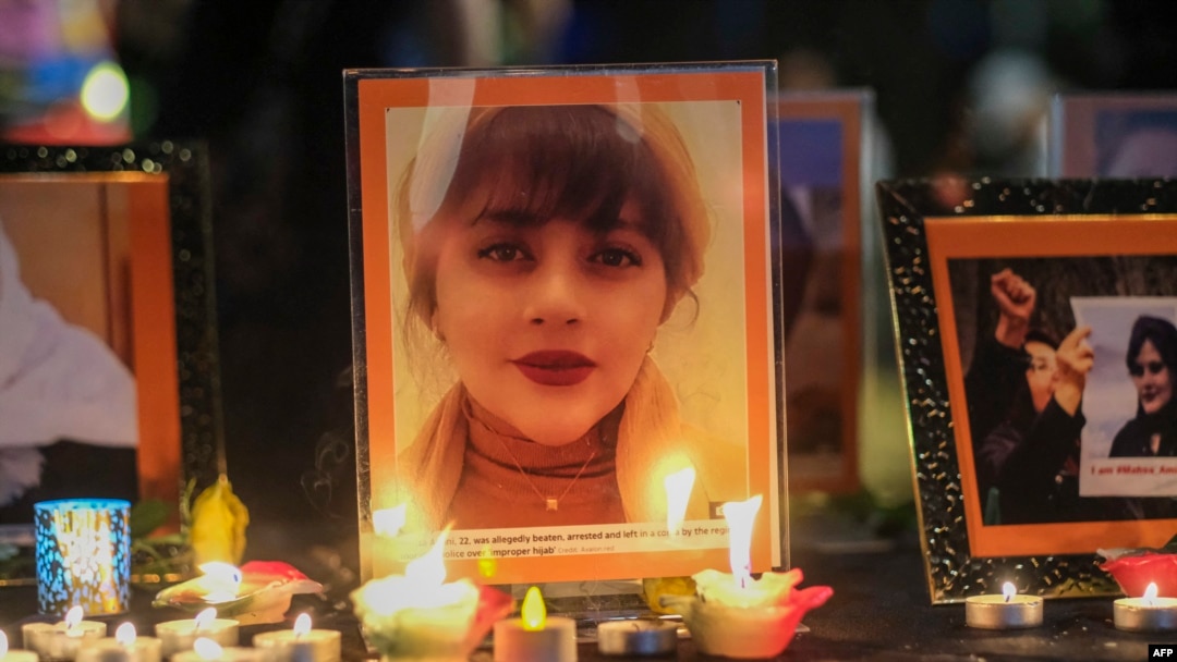 Velas e imágenes se muestran durante una vigilia por Mahsa Amini, quien murió bajo custodia de la policía de moralidad de Irán, en Los Ángeles, el 29 de septiembre de 2022.