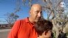 El ecuatoriano Juan Castillo rememora emocionado, junto a su hijo, los momentos más dramáticos del paso del huracán Ian por Bonita Springs, la ciudad de Florida en la que reside. Foto: Antoni Belchi / VOA