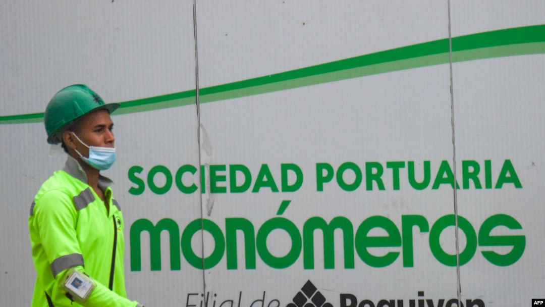 ARCHIVO - Un trabajador camina por las instalaciones de la compañía Monómeros en Barranquilla, Colombia, en octubre de 2021.