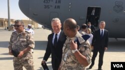 美国国防部长马蒂斯抵达卡塔尔的乌代德空军基地 (2017年9月28日)