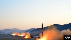 Foto publicanda pela Agência Central de Notícias da Coreia do Norte (KCNA) via KNS a 7 de Março, mostra o lançamento de quatro mísseis balísticos