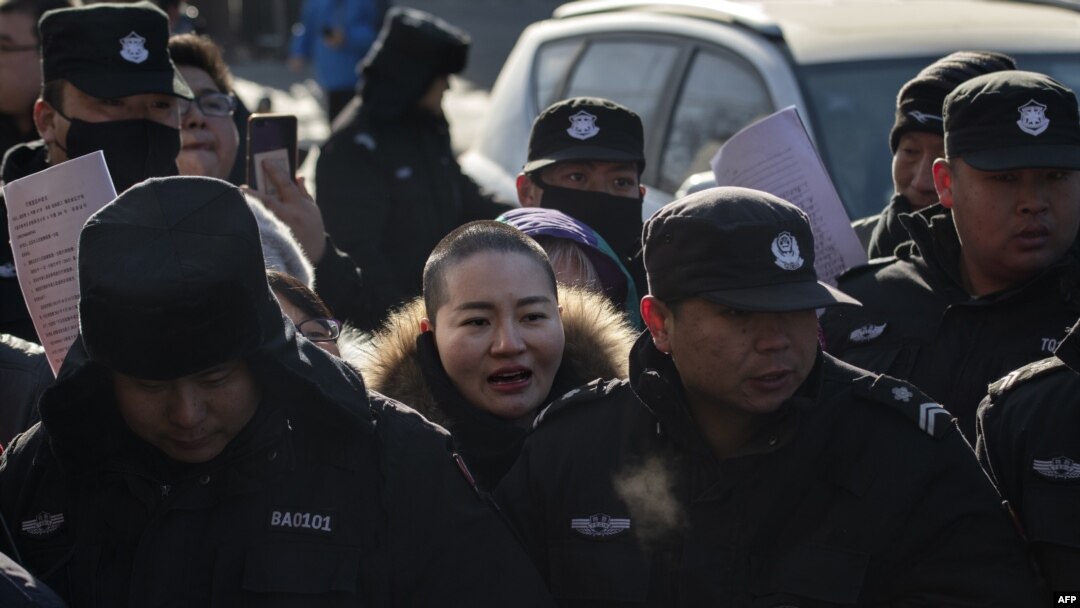 中國709人權律師王全璋的妻子李文足2018年12月28日在北京高級法院外面抗議當局拘留王全璋，被保安人員和警察帶走。