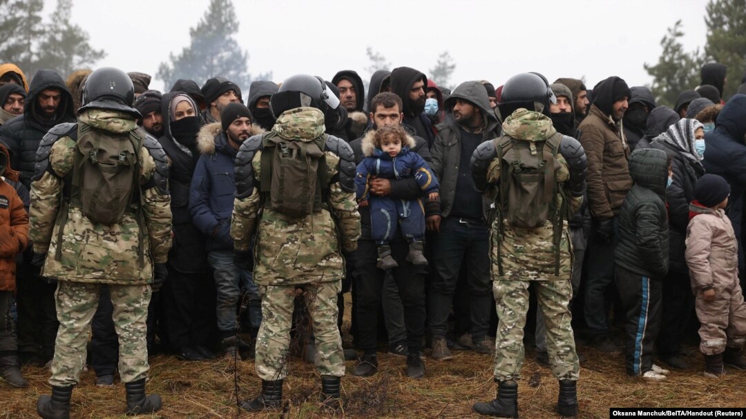 白俄羅斯軍人在白俄羅斯-波蘭邊境的一個臨時營地守衛，移民正聚集在一起等待領取人道主義援助物資。（2021年11月14日）