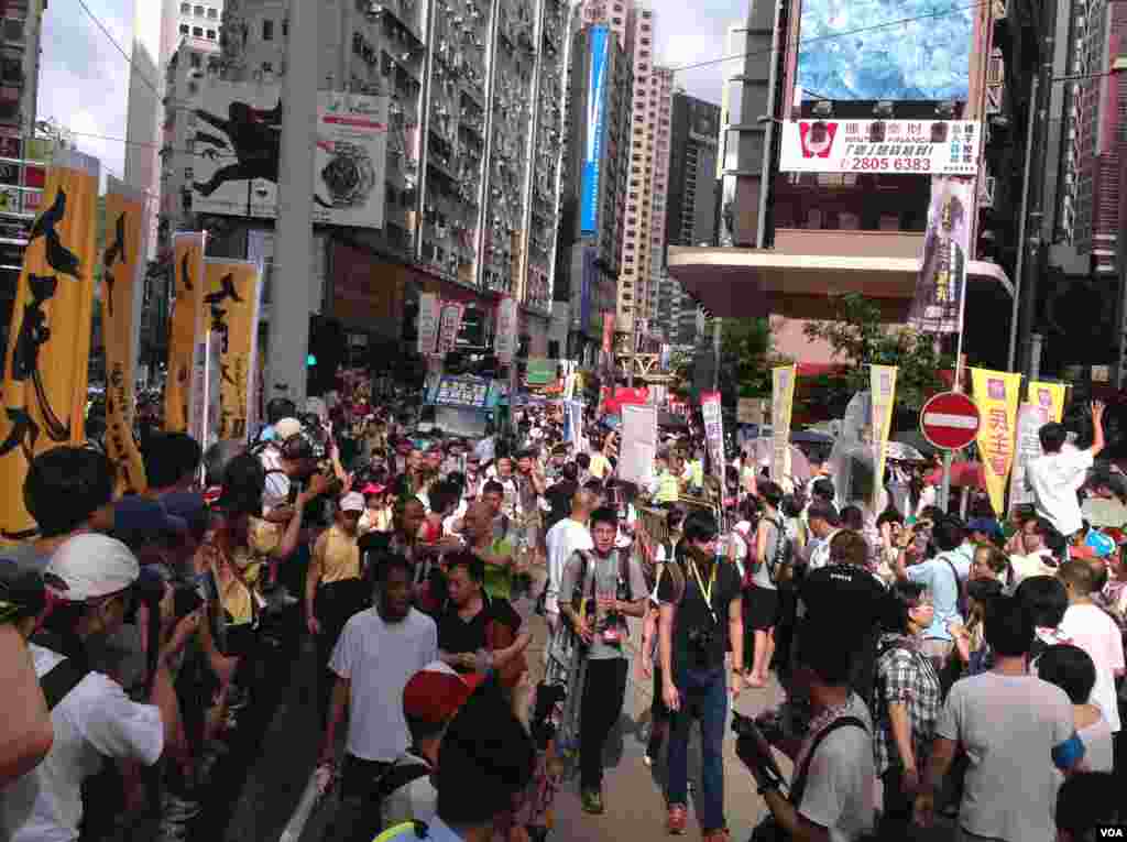 今天是香港回归17周年纪念日,在官方和亲北京团体举行各种庆祝活动的同时,几十万市民下午冒着高温走上街头,参加七一大游行(美国之音海彦拍摄)