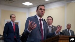 ARCHIVO - El legislador republicano por Michigan, Justin Amash, es el primer republicano que ha dicho que el presidente Donald Trump ha tenido una conducta impugnable durante su tiempo en el poder.