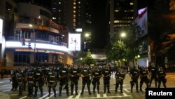2016年9月21日在夏洛特警察排成排应对抗议者。