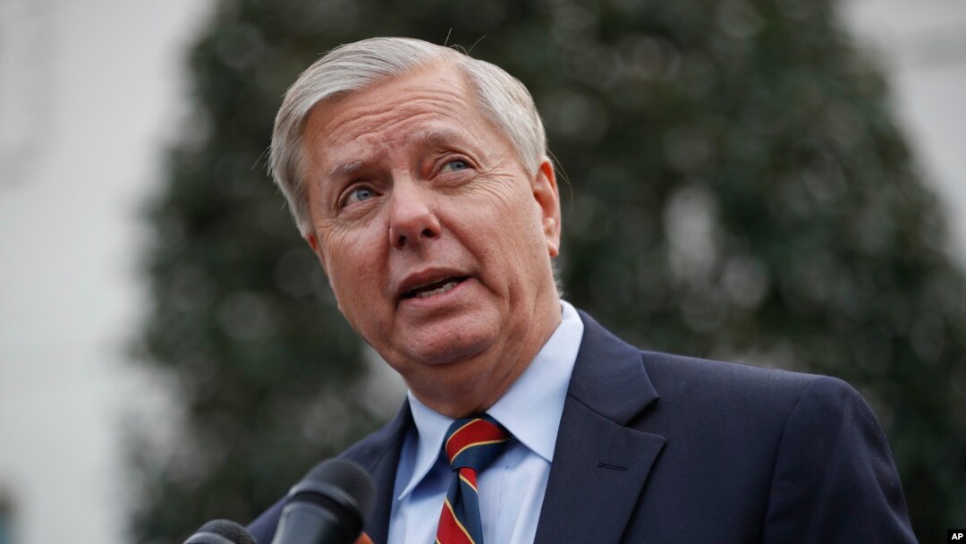 Graham, quien dijo que Trump hablaron por teléfono el domingo en la mañana, dijo que el camino legislativo “está a punto de terminar” y culpó a Pelosi.