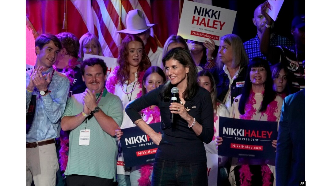 競爭共和黨總統候選人提名的美國前駐聯合國大使妮基·黑利(Nikki Haley)與她的支持者在德克薩斯州的一個競選集會上。(2024年3月4日)