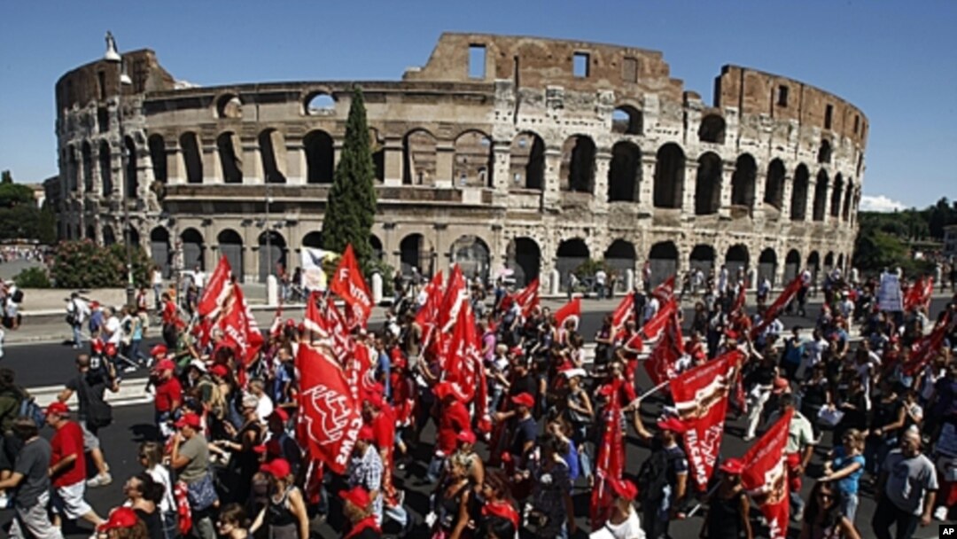 Demonstrators march past the Colosseum during a general strike in Rome, Italy, September 6, 2011.