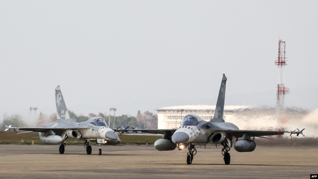 1月7日，台灣空軍防禦戰機在台中清泉崗空軍基地舉行的戰備演習中緊急起飛。
