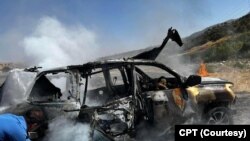 دیمەنی سوتانی ئۆتۆمبێلێکە لەسەر ڕێگای نیوان خەلەکان و دوکان کە بووە هۆی کوژرانی سێ کەسی نێو یەک خێزان. ڕێکخراوی سی پی تی کە وێنەکەی بۆ دەنگی ئەمەریکا ناردووە دەڵیت تورکیا هێرشەکەی ئەنجامداوە.