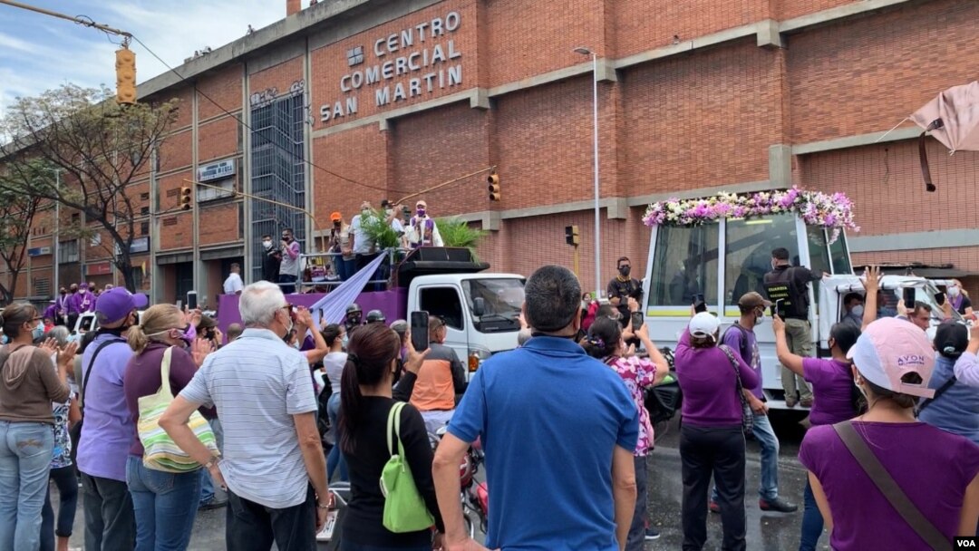 La imagen del Nazareno de San Pablo pasa en el Papamóvil por una transitada avenida del oeste de Caracas, Venezuela, el 31 de marzo de 2021.