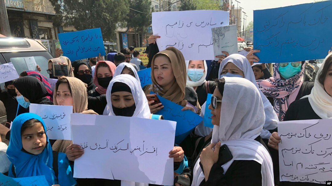 اعتراض شماری از زنان در کابل برای بازگشایی مکاتب دختران (تصویر از آرشیف صدای امریکا)‌