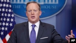 El secretario de prensa de la Casa Blanca, Sean Spicer, responde durante la sesión informativa diaria en la Casa Blanca en Washington, el 31 de enero de 2017. Spicer respondió a preguntas sobre la orden ejecutiva extrema de migración.