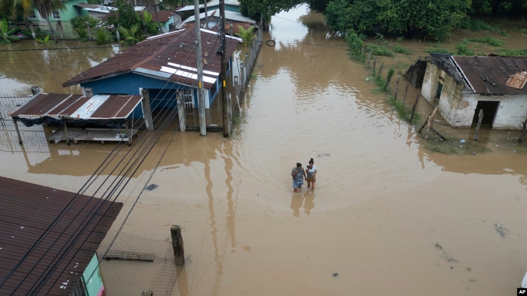 Vista general del barrio Suyapa, parcialmente inundado por el desbordamiento del río Ulúa tras el paso de la tormenta tropical Sara, en Potrerillos, Honduras, el domingo 17 de noviembre de 2024. 