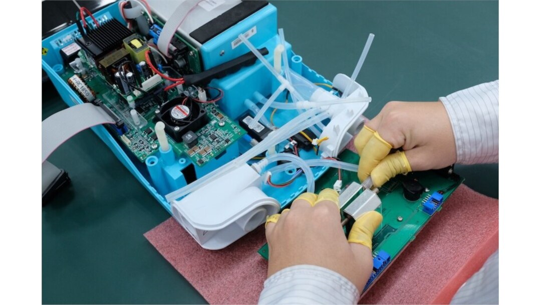 When installing ventilators, all technicians must use gloves according to technical standards to ensure the quality of assembly.