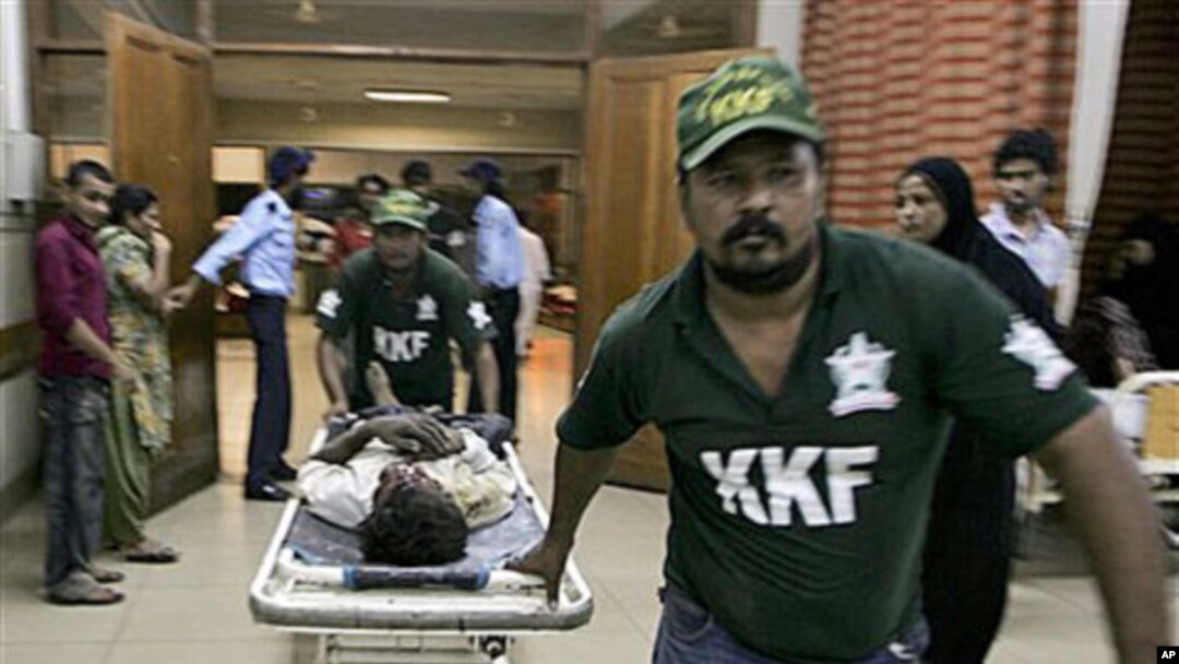 An injured victim of shooting incident is brought to a hospital in Karachi, Pakistan, 16 Oct 2010