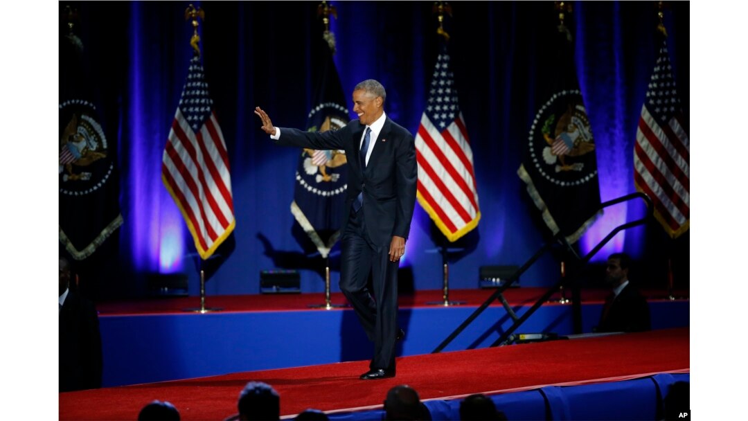 Prezident Obama zalga yig'ilganlar bilan salomlashmoqda, Chikago, 10-yanvar, 2017-yil.