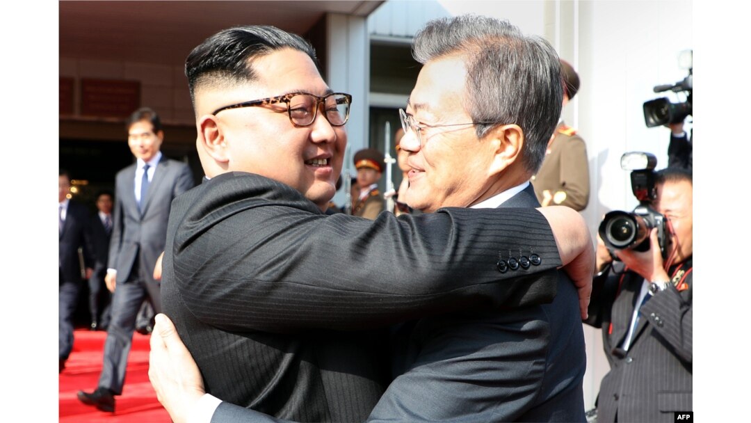 Shimoliy va Janubiy Koreya rahbarlari Kim Chen Un va Mun Jey In chegaragi Panmunjom qishlog'ida ko'rishdi, 26-may, 2018