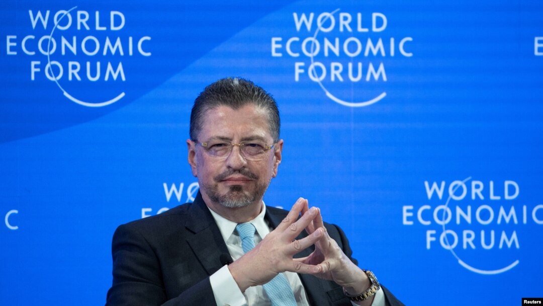 El presidente de Costa Rica, Rodrigo Chaves Robles, asiste a la sesión 'Liderazgo para América Latina' durante el Foro Económico Mundial en Davos, Suiza, el 18 de enero de 2023. 